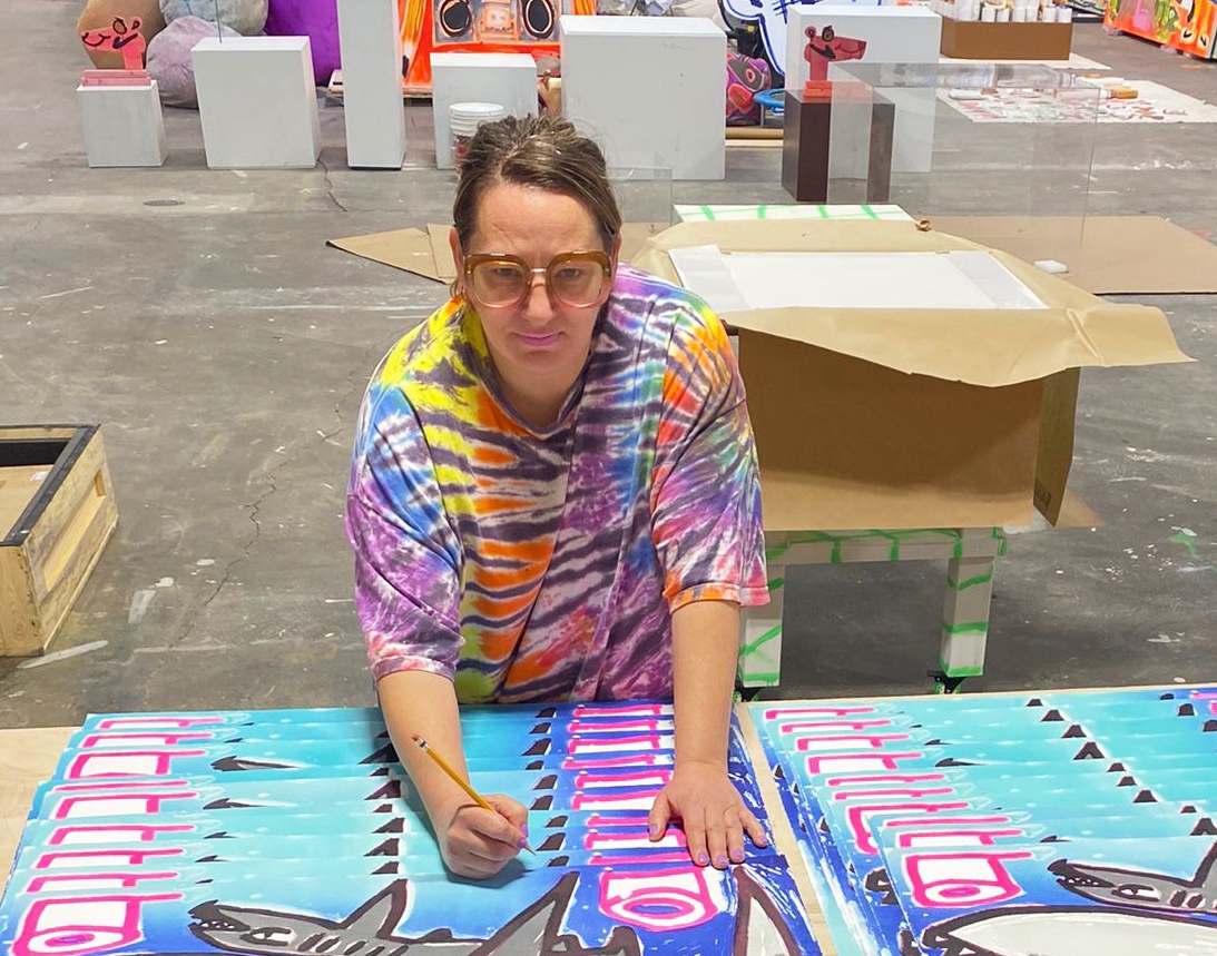 Katherine Bernhardt signing her prints for GREENPEACE 50 YEARS