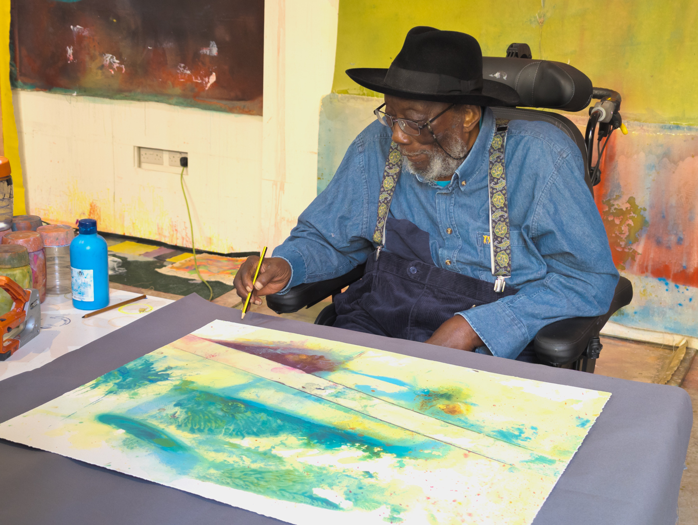 Frank Bowling signing his prints